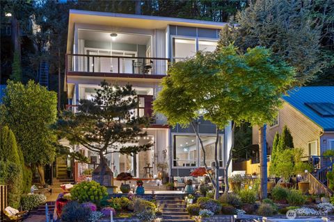 Photo of 2006 W Lake Sammamish Parkway NE, Redmond, WA 98052 (MLS # 2513289)