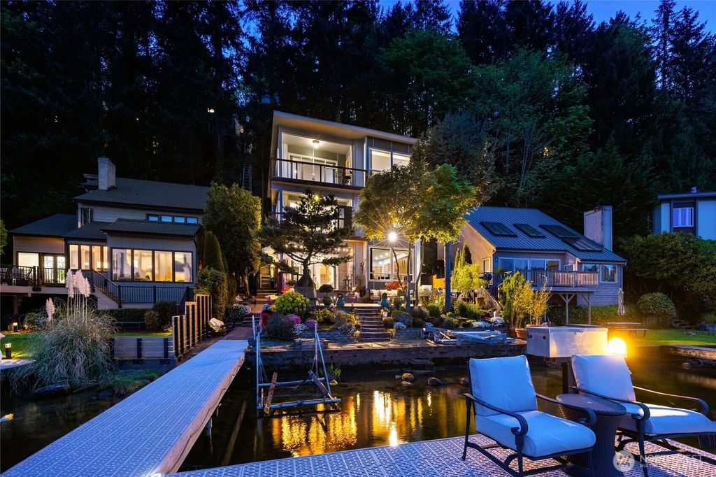 Photo of 2006 W Lake Sammamish Parkway NE, Redmond, WA 98052 (MLS # 2513289)