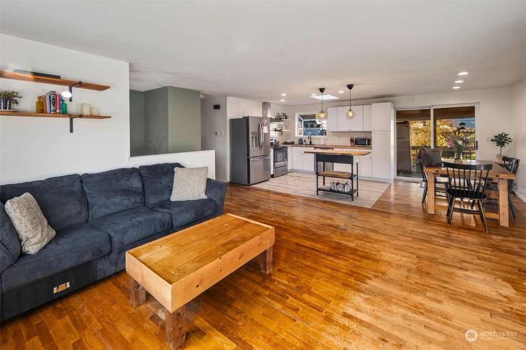 Photo of 1831 SW 201st Place SW, Lynnwood, WA 98036 (MLS # 2325638)