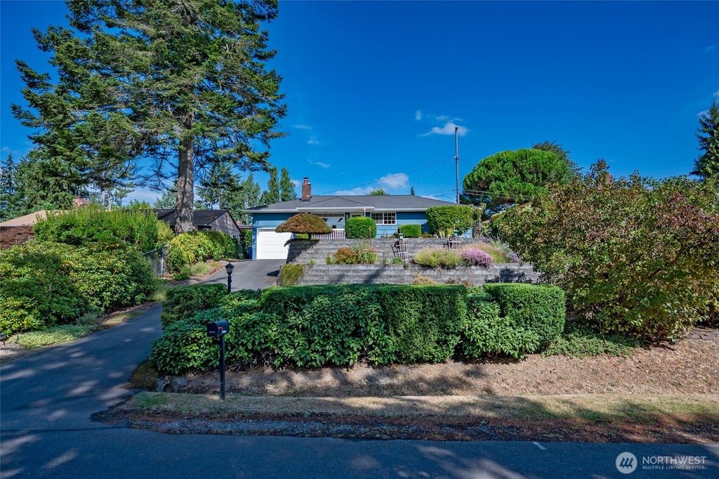 Photo of 922 NE 150th Street, Shoreline, WA 98155 (MLS # 2579183)