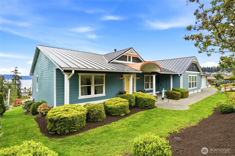 838 W Gladstone Drive