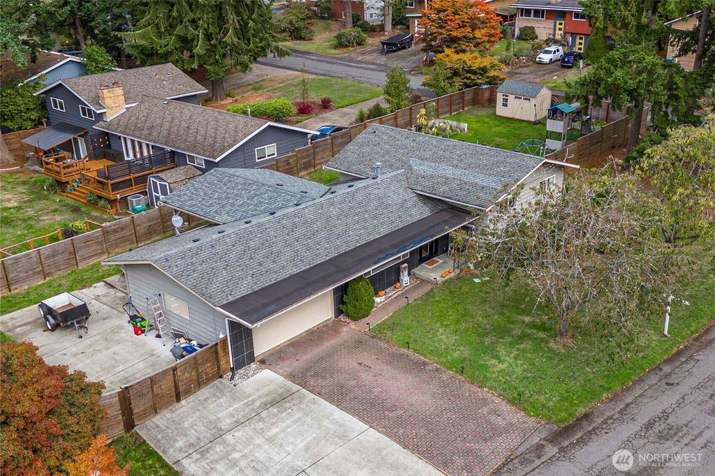 Photo of 620 S 301st Street, Federal Way, WA 98003 (MLS # 2515235)