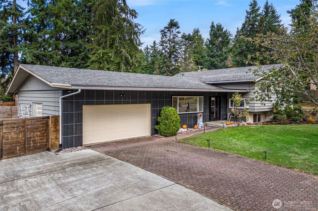 Photo of 620 S 301st Street, Federal Way, WA 98003 (MLS # 2515235)