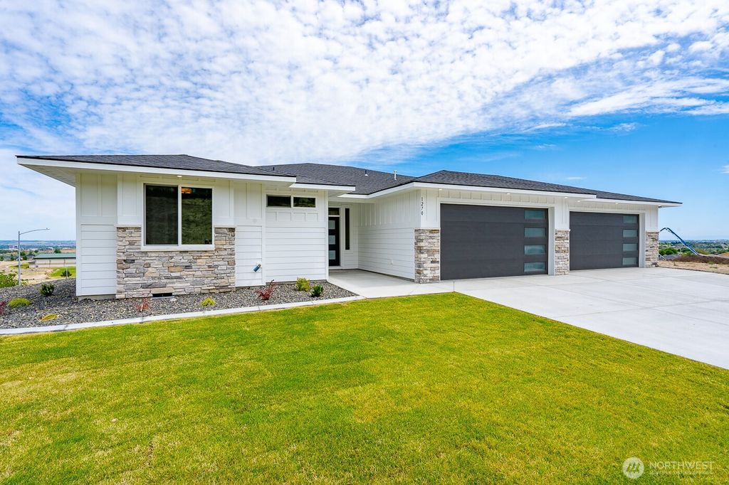 Photo of 1196 7th Avenue NE, Ephrata, WA 98823 (MLS # 2477669)