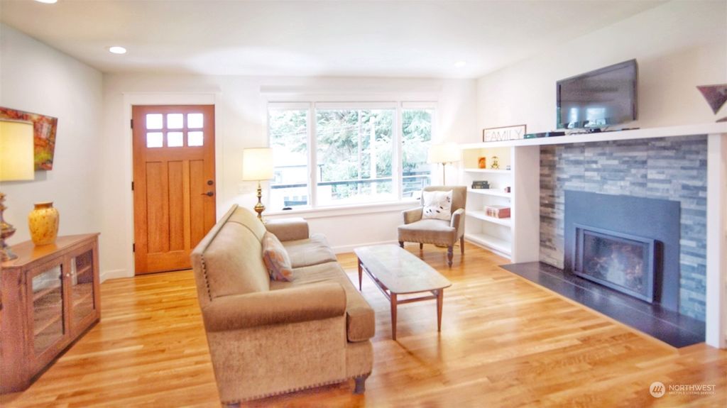 Photo of 11542 39th Avenue NE, Seattle, WA 98125 (MLS # 2286619)