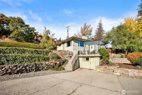 Photo of 1216 Crawford AVE, Wenatchee, WA 98801 (MLS # 2521108)