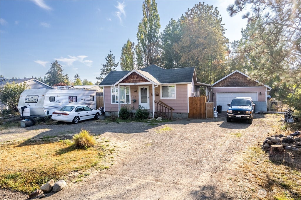 Photo of 105 Memory Lane, Silverlake, WA 98645 (MLS # 2574708)