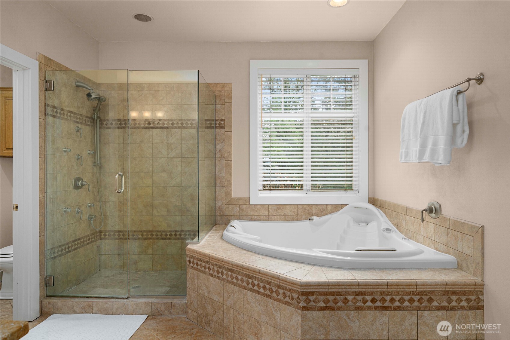 Maple Valley, Washington 98038, United States, 3 Bedrooms Bedrooms, ,3 BathroomsBathrooms,Residential,Pending,78521