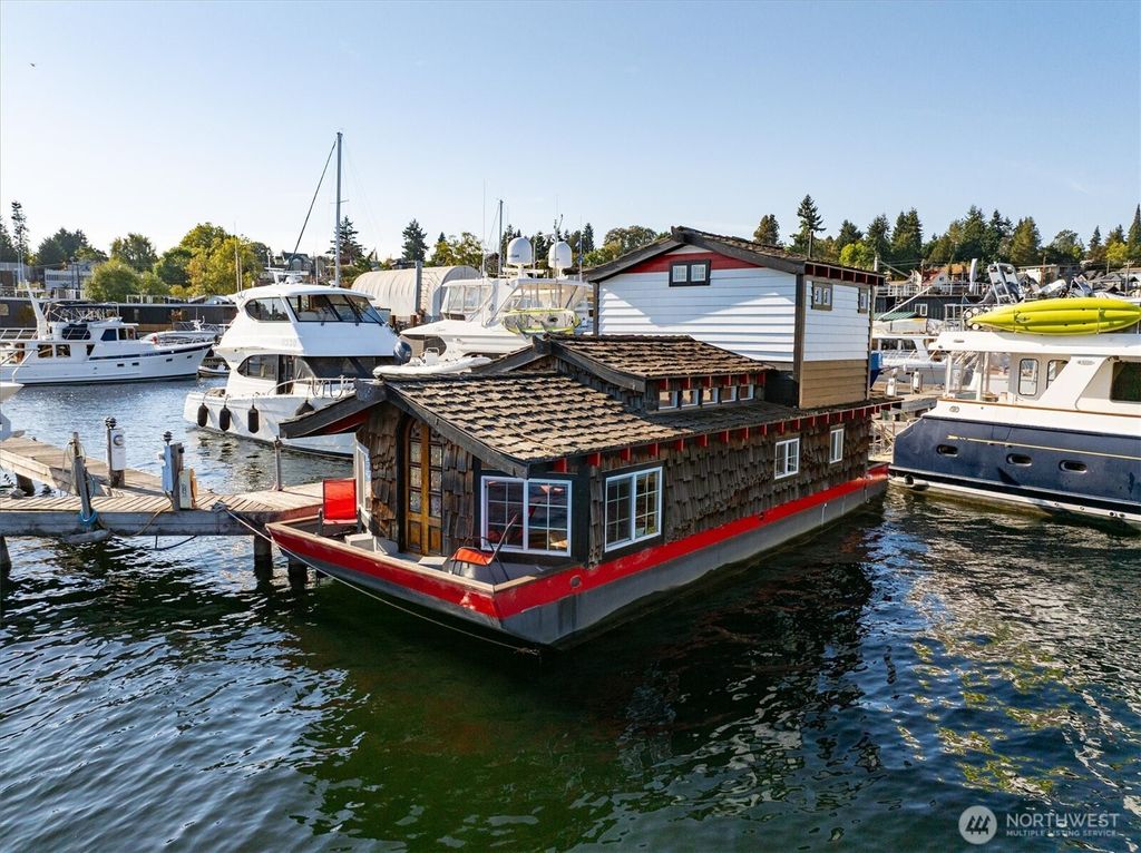 Photo of 2401 N Northlake Way #L6, Seattle, WA 98103 (MLS # 2438036)