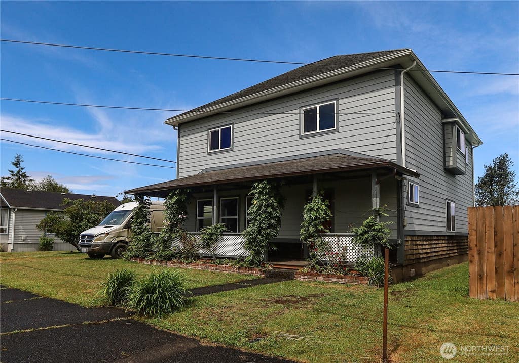 Photo of 408 F Street, Cosmopolis, WA 98537 (MLS # 2533935)
