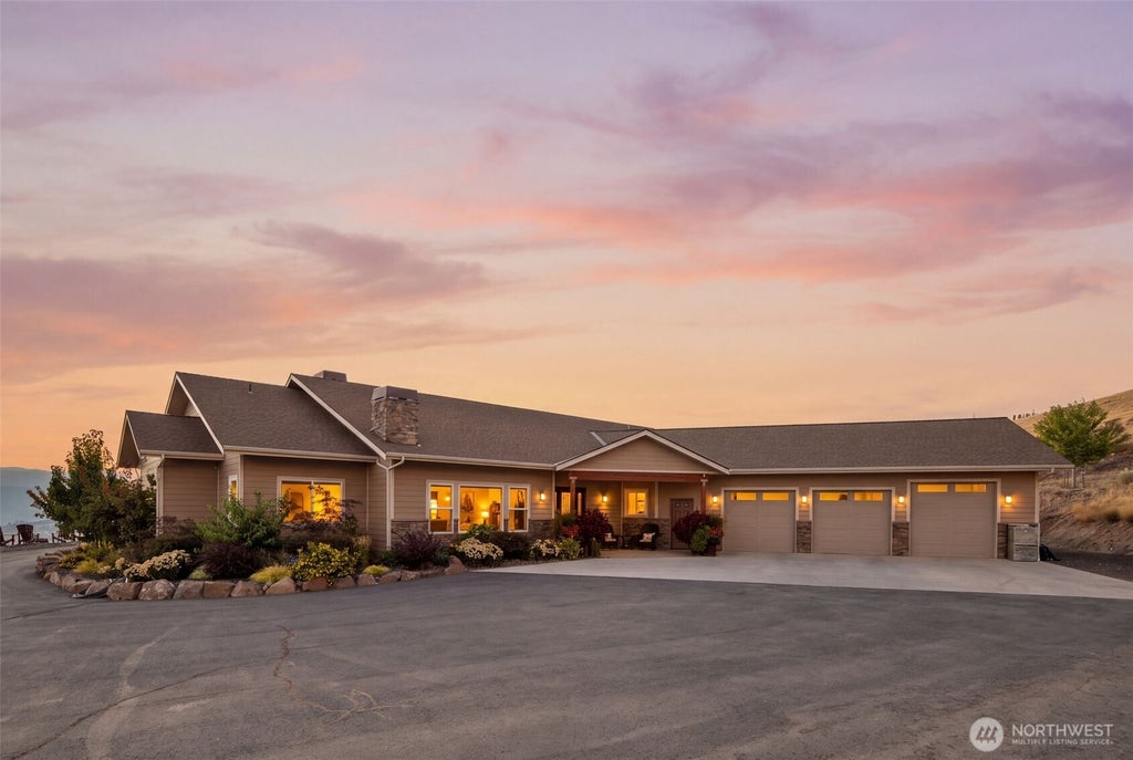 Photo of 25 Sageland Road, East Wenatchee, WA 98802 (MLS # 2577061)