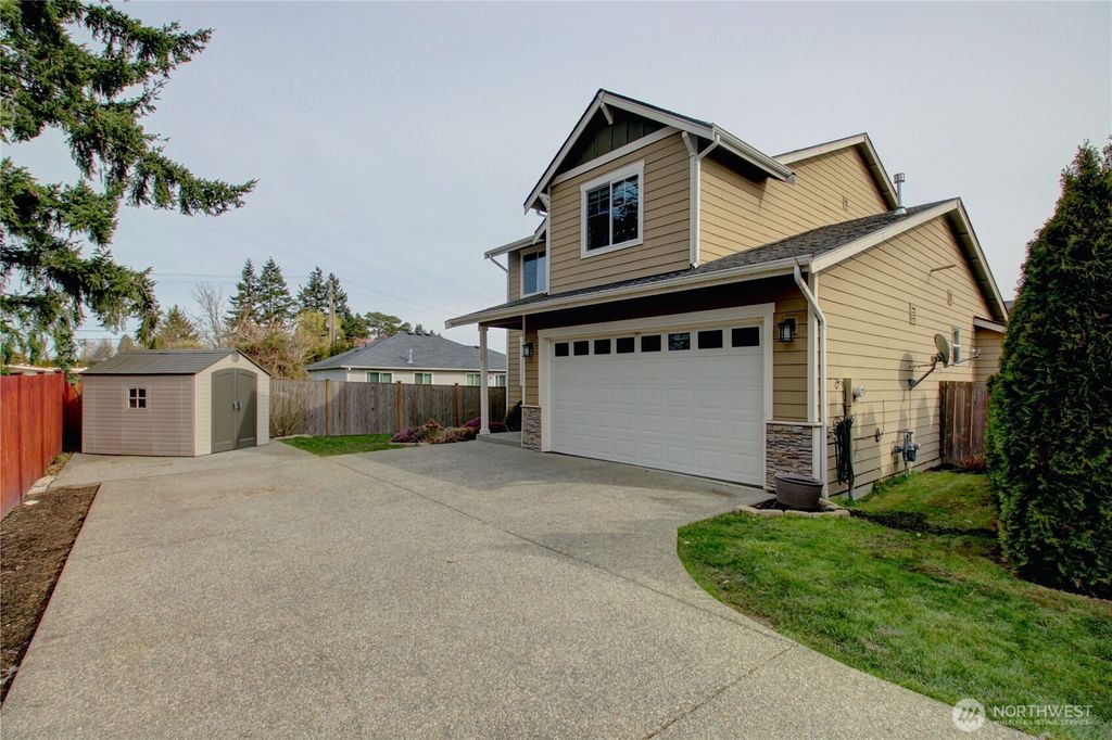 Photo of 1709 Hillcrest Loop, Mount Vernon, WA 98274 (MLS # 2492584)