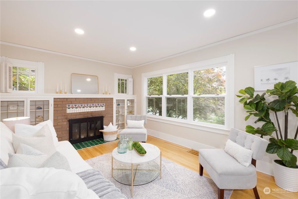 Photo of 8109 Fremont Avenue N, Seattle, WA 98103 (MLS # 2270273)