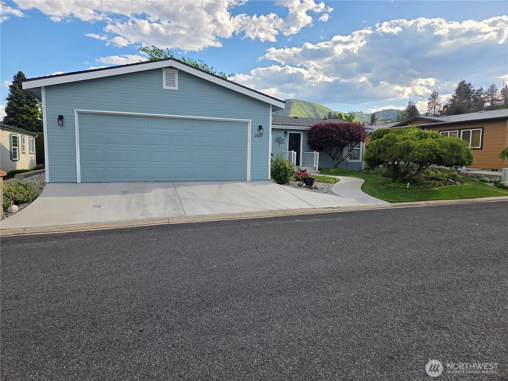 Photo of 1819 Heritage Drive, Wenatchee, WA 98801 (MLS # 2517935)