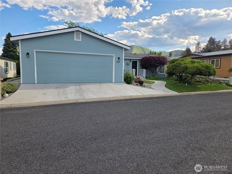 Photo of 1819 Heritage Drive, Wenatchee, WA 98801 (MLS # 2517935)