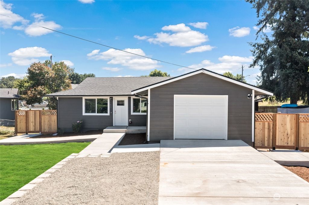 Photo of 160 Tacoma Boulevard, Algona, WA 98001 (MLS # 2140949)