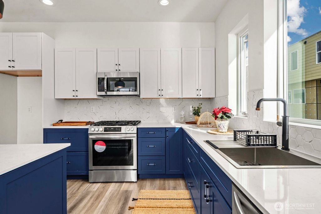 Photo of 11543 17th Place SW, Burien, WA 98146 (MLS # 2480194)