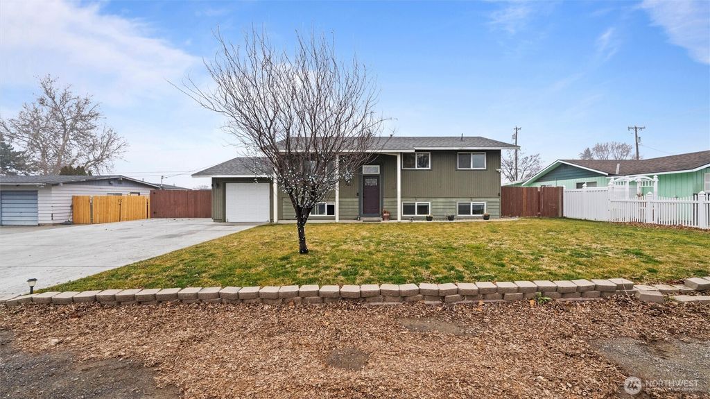 Photo of 321 S Sheppard Street, Kennewick, WA 99336 (MLS # 2469571)