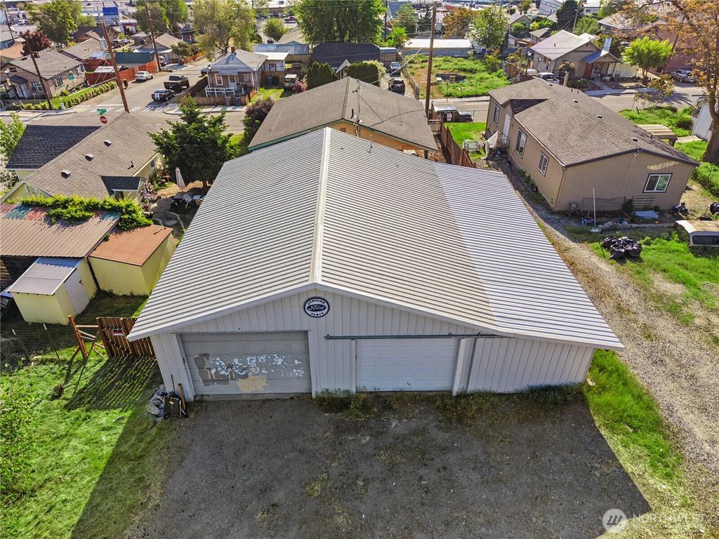 Photo of 802 S Chelan Avenue, Wenatchee, WA 98801 (MLS # 2515090)