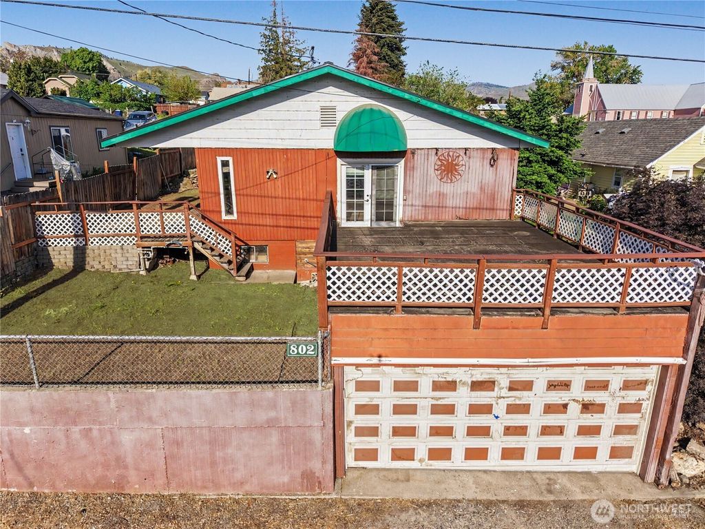Photo of 802 S Chelan Avenue, Wenatchee, WA 98801 (MLS # 2515090)