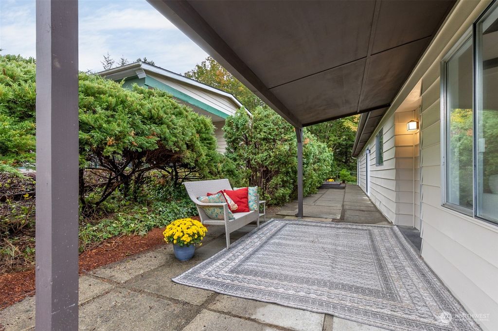 Photo of 722 Wandering Creek Drive, Bothell, WA 98021 (MLS # 2011349)