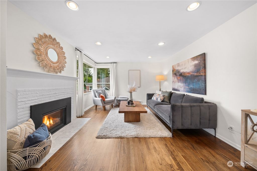 Photo of 12215 1st Avenue NE, Seattle, WA 98125 (MLS # 2198793)