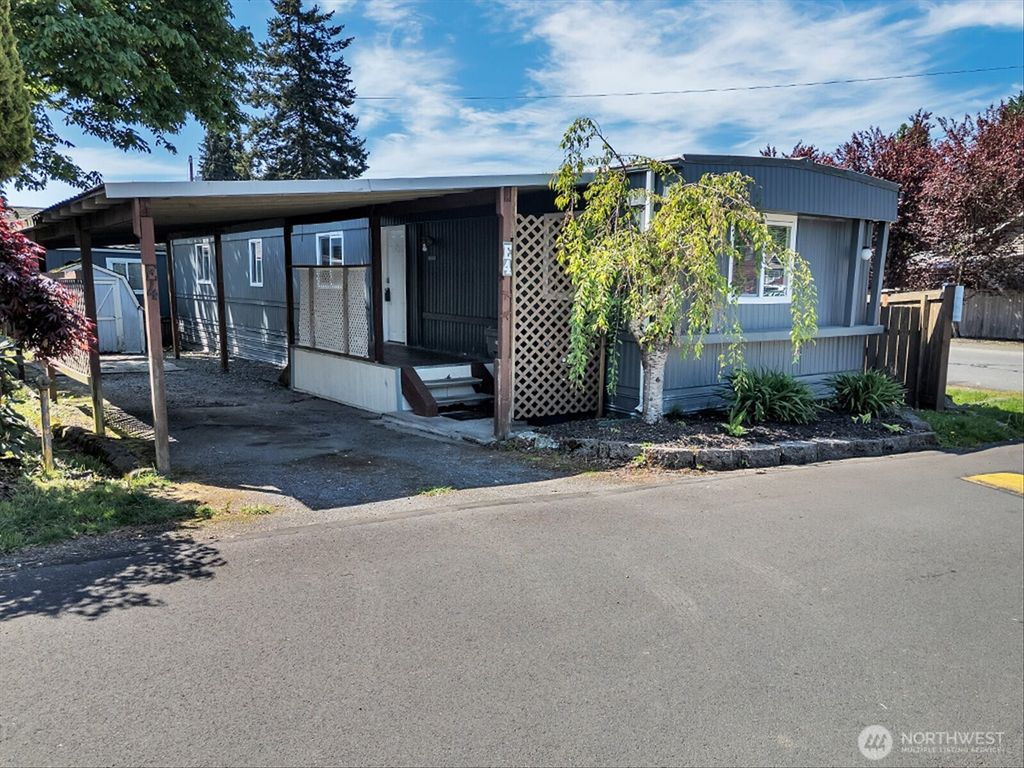 Photo of 415 Lakeview Road #E-4, Lynnwood, WA 98087 (MLS # 2366505)