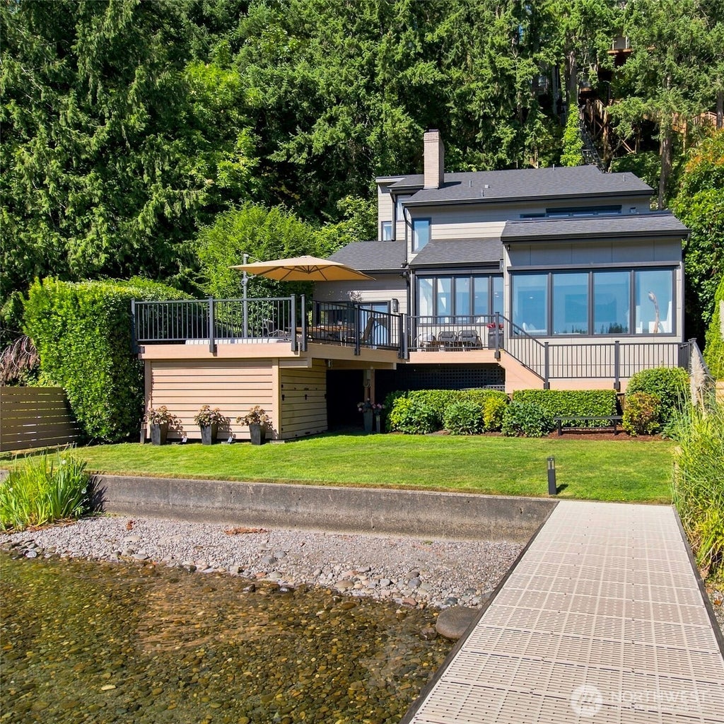 Photo of 2002 W Lake Sammamish Parkway NE, Redmond, WA 98052 (MLS # 2569333)