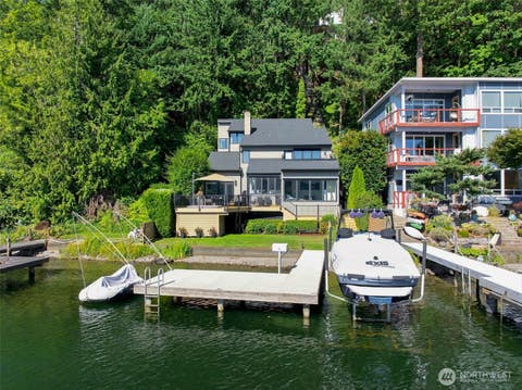 Photo of 2002 W Lake Sammamish Parkway NE, Redmond, WA 98052 (MLS # 2569333)