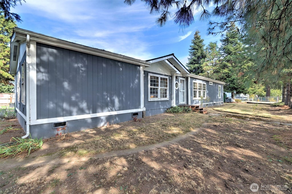 Photo of 5218 S 144th Street, Tukwila, WA 98168 (MLS # 2591472)