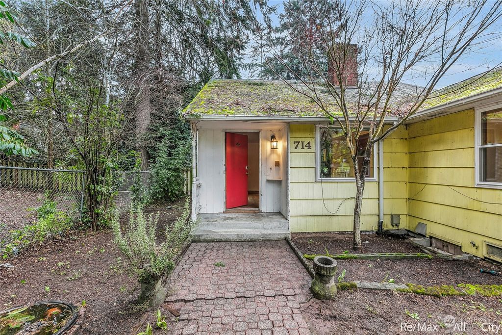 Photo of 714 SW 158th Street, Burien, WA 98166 (MLS # 2196336)