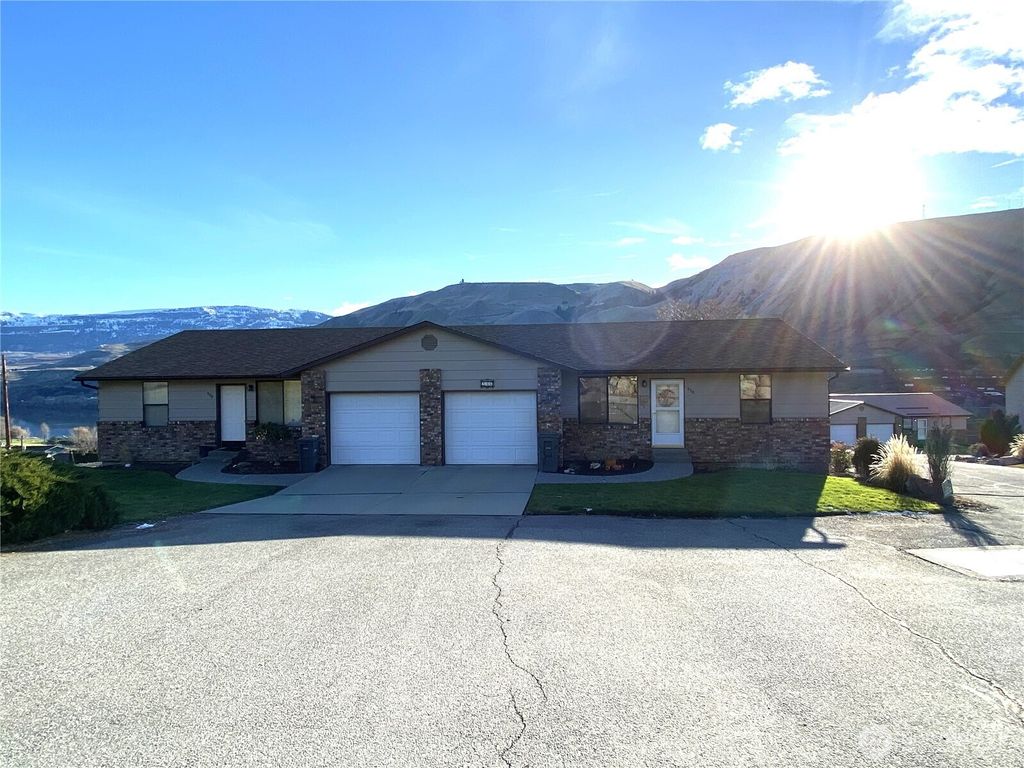 Photo of 986 Highline Drive, East Wenatchee, WA 98802 (MLS # 2495387)