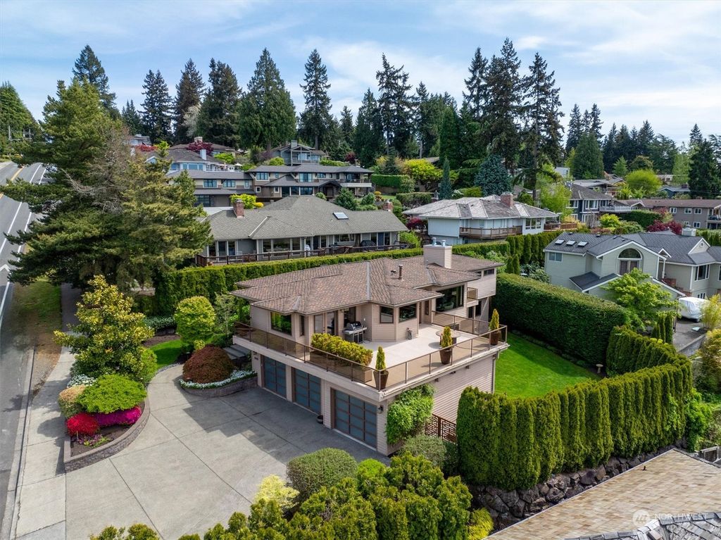 Photo of 10411 NE 52nd Street, Kirkland, WA 98033 (MLS # 2227970)