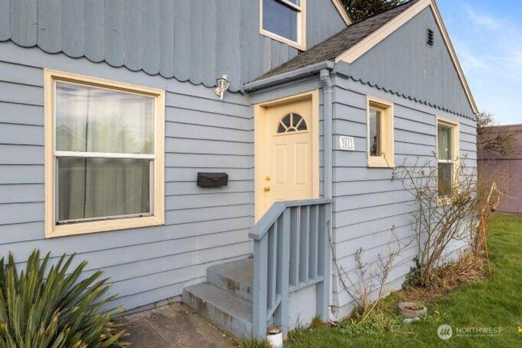 Photo of 3013 19th Street, Everett, WA 98201 (MLS # 2471042)