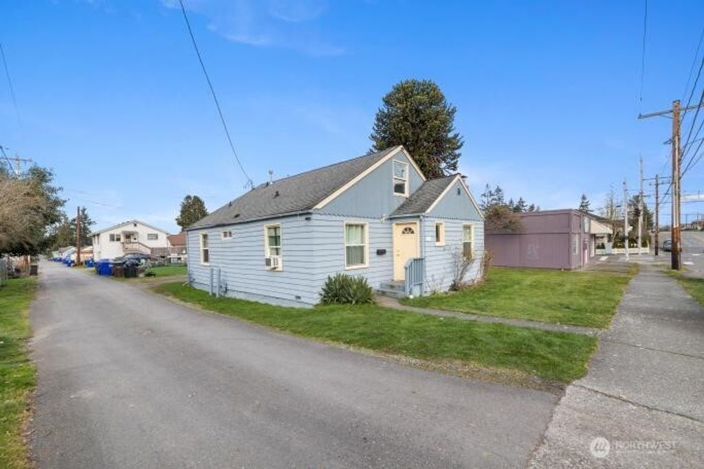 Photo of 3013 19th Street, Everett, WA 98201 (MLS # 2471042)