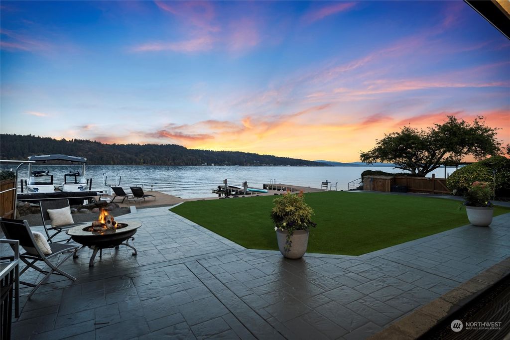 Photo of 14040 Riviera Place NE, Seattle, WA 98125 (MLS # 2301663)