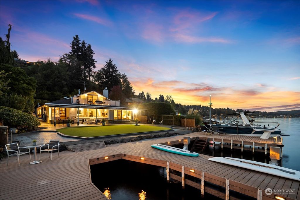 Photo of 14040 Riviera Place NE, Seattle, WA 98125 (MLS # 2301663)