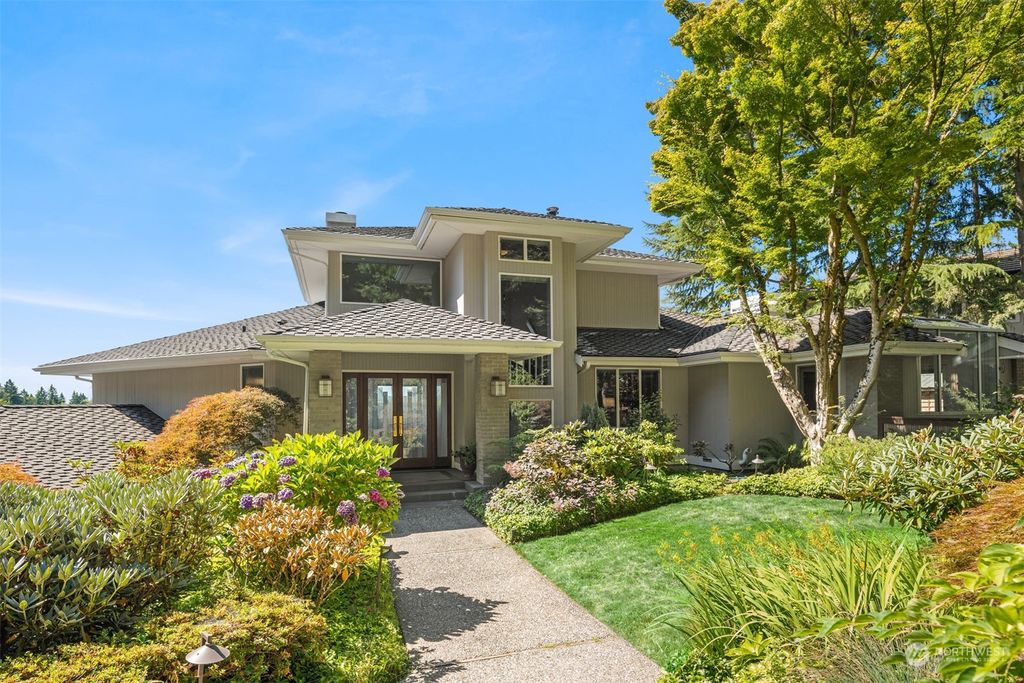 Photo of 6332 NE 138th Place, Kirkland, WA 98034 (MLS # 2146018)