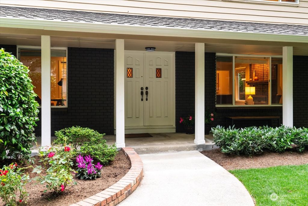 Photo of 13825 NE 48th Place, Bellevue, WA 98005 (MLS # 2275978)