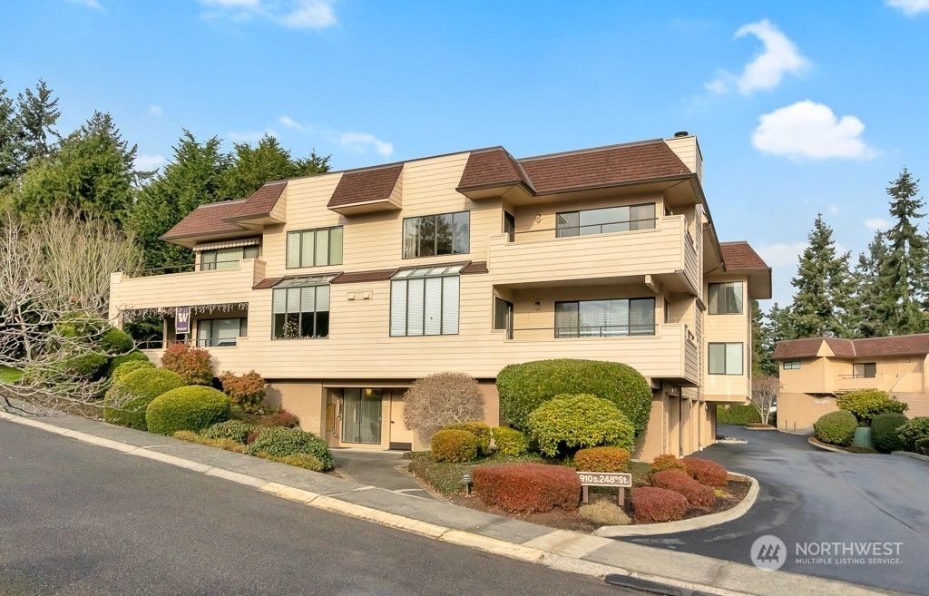 Photo of 910 S 248th Street #5, Des Moines, WA 98198 (MLS # 2184048)