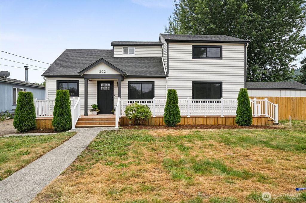 Photo of 202 11th Avenue N, Algona, WA 98001 (MLS # 2415025)