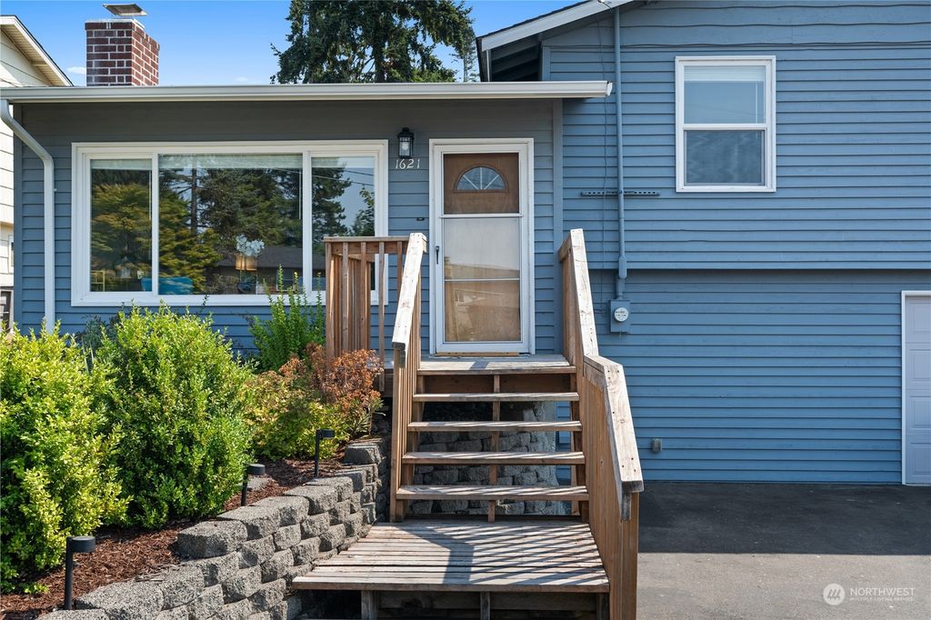 Photo of 1621 S 261st Place, Des Moines, WA 98198 (MLS # 2154062)