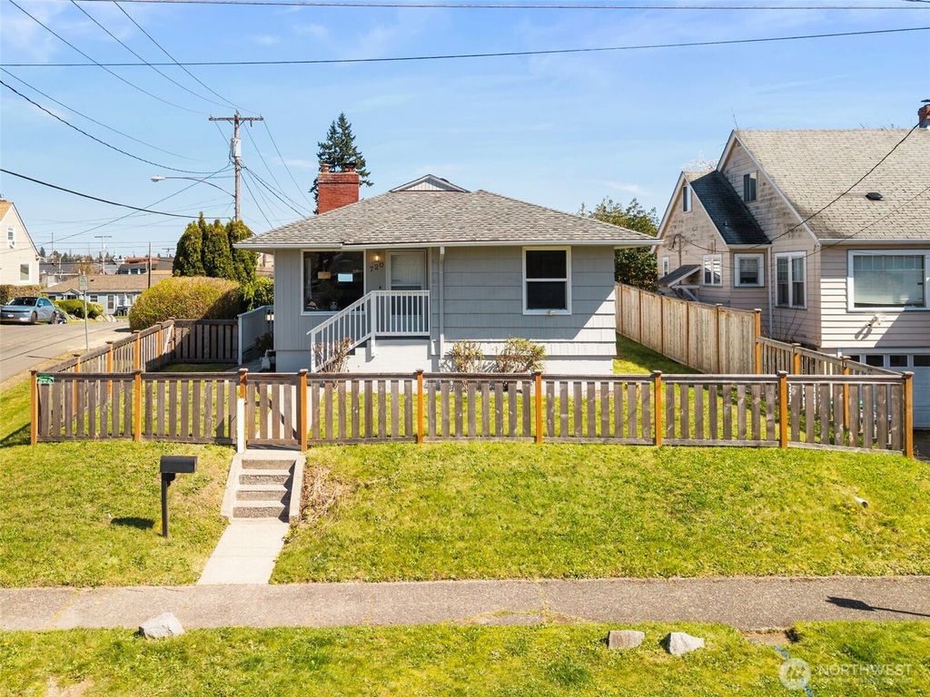 Photo of 720 Pennsylvania Avenue, Bremerton, WA 98337 (MLS # 2494206)