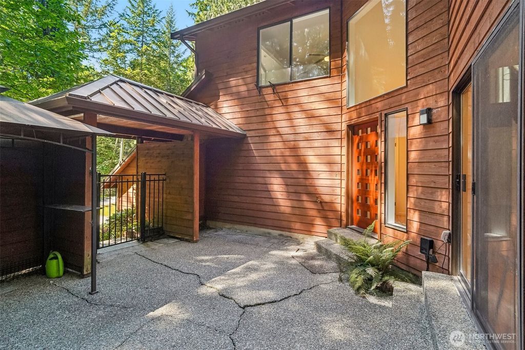 Photo of 26708 NE 40th Street, Redmond, WA 98053 (MLS # 2382937)