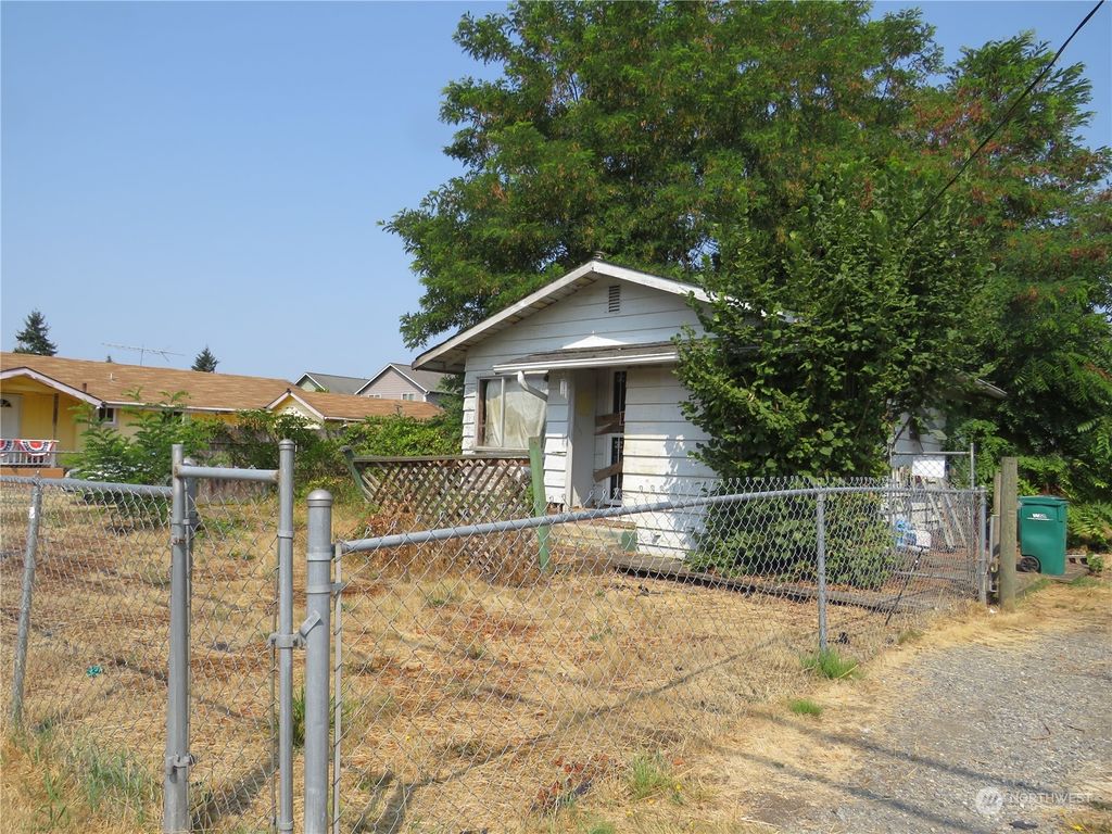 Photo of 321 3rd Avenue E, Pacific, WA 98047 (MLS # 2155309)