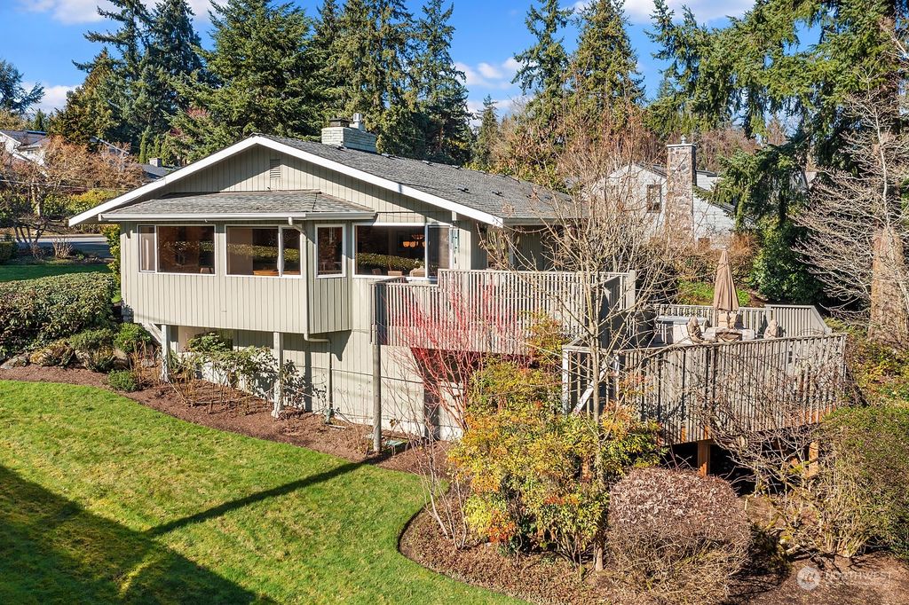 Photo of 2402 80th Avenue NE, Medina, WA 98039 (MLS # 2203861)