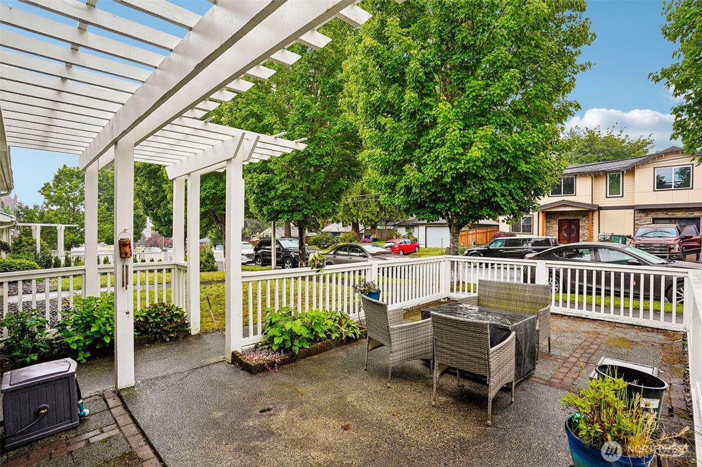 Photo of 3723 NE 6th Street, Renton, WA 98056 (MLS # 2528220)