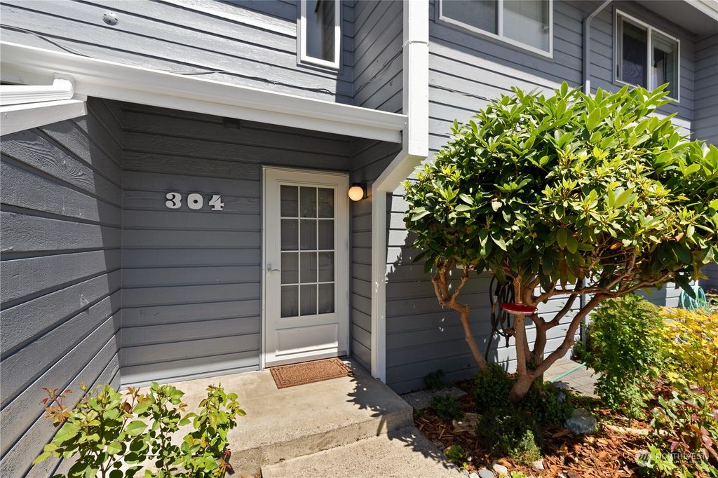 Photo of 702 5th Street #304, Snohomish, WA 98290 (MLS # 2262496)