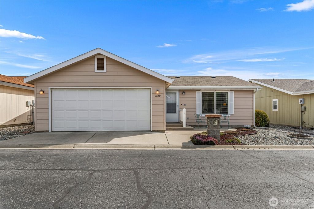 Photo of 1849 Heritage Drive, Wenatchee, WA 98801 (MLS # 2496940)