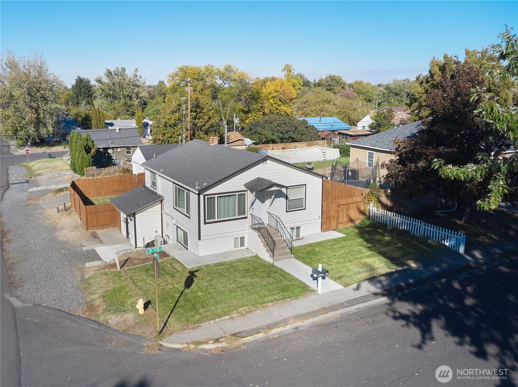Photo of 103 SE Mountain View Drive, College Place, WA 99324 (MLS # 2446749)
